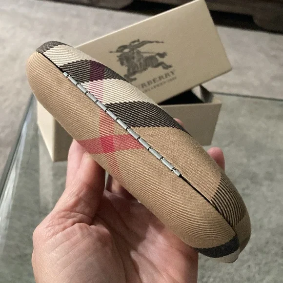 - Burberry Clam Glasses Case NEW With Box - Picture 7 of 9